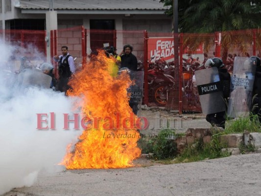 FOTOS: Guerra campal entre policías y encapuchados en el bulevar Suyapa