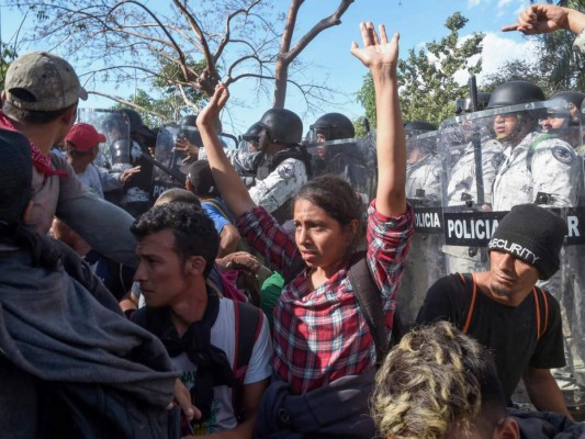 Duro trato a caravana migrante no causa indignación en México (FOTOS)