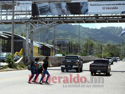 FOTOS: Capitalinos al filo de la muerte al atravesar peligrosos cruces  