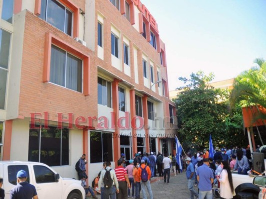 Fotos: Empleados de Hondutel se toman oficina principal para exigir pagos atrasados