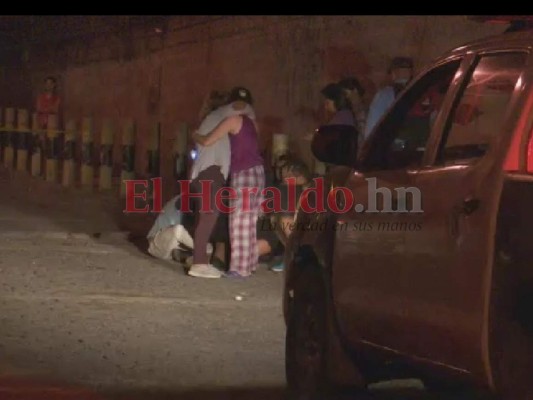 Dramático retiro de los restos de joven asesinado a escasos metros de su casa en el barrio El Bosque