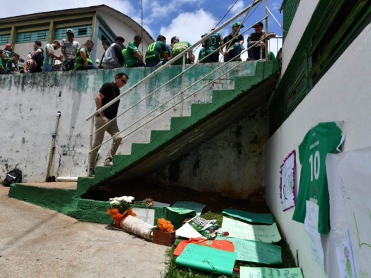 Luto, dolor y llanto en el estadio del Chapecoense en Brasil