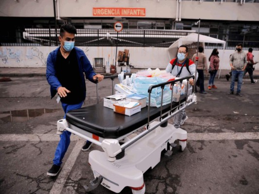 La dramática evacuación de pacientes entubados por incendio en hospital de Chile (Fotos)