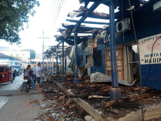 Dolorosas imágenes del incendio que arrasó varios negocios en mercado de Choluteca