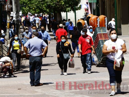 Masiva afluencia de personas durante circulación de dos dígitos (FOTOS)