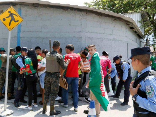 Aficionados de Marathón comienzan a llenar su estadio en San Pedro Sula