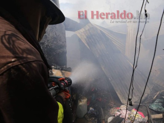 Las tristes imágenes del voraz incendio en cuatro casas de la colonia Villa Nueva en la capital