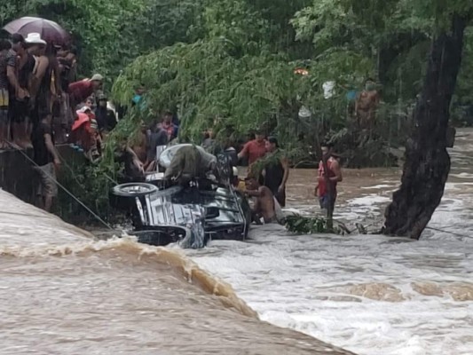 FOTOS: Así rescataron restos de hermanos arrastrados por el río en Langue