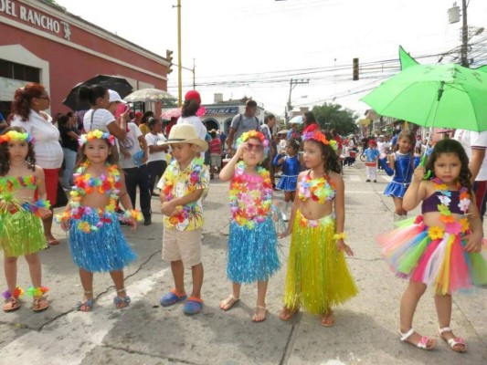 Colorido desfile de jardines escolares en Comayagua