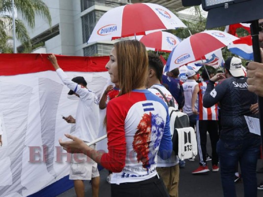 FOTOS: La Ultra Fiel pinta de tricolor las calles sampedranas en apoyo al León