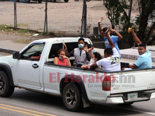 FOTOS: En caravanas retornan viajeros al cierre de la Semana Santa