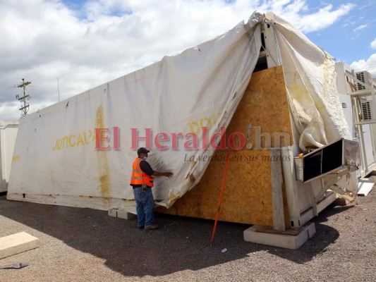 Sin planos, sellado con cartón comprimido y tachuelas: Los daños que presenta la UCI del hospital móvil de Olancho