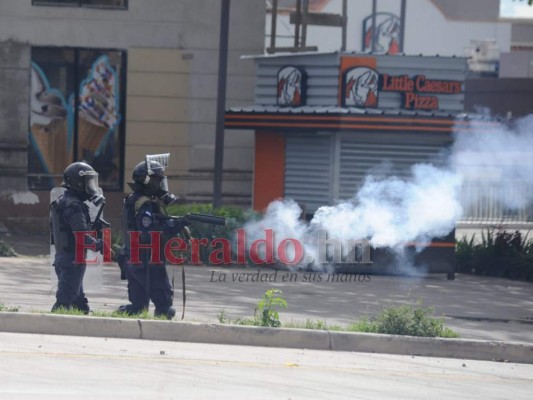 FOTOS: Guerra campal entre policías y encapuchados en el bulevar Suyapa