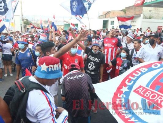 Euforia, música y pólvora: así recibió la Ultra Fiel al Olimpia (FOTOS)