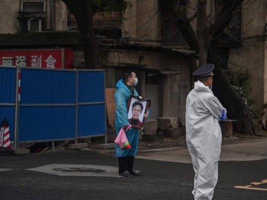 Tras cuarentena por covid-19, muchos en Wuhan entierran a sus muertos