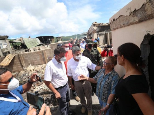 En fotos: Así fue el recorrido de Juan Orlando Hernández en la devastada Guanaja  