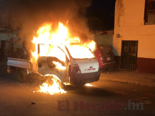 FOTOS: Así quedó el vehículo de la Policía incendiado afuera del Estadio Nacional