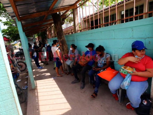 Sin planos, sellado con cartón comprimido y tachuelas: Los daños que presenta la UCI del hospital móvil de Olancho