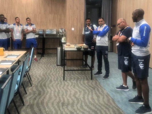 Así fue la visita de David Suazo a la Selección de Honduras en Polonia