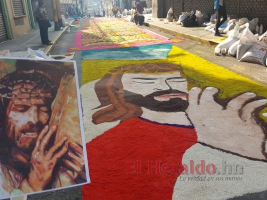 FOTOS: Coloridas y representativas alfombras se exhiben en la capital de Honduras