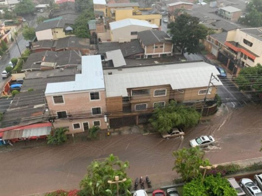 FOTOS: Lluvias dejan vehículos atrapados y convierten calles en ríos