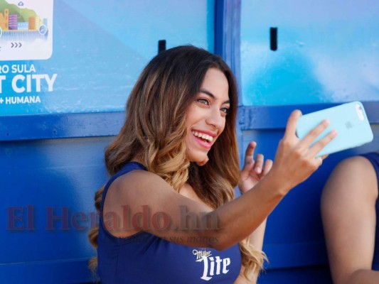 FOTOS: El amor de Costly entre las bellas chicas que engalanaron el Marathón vs Motagua