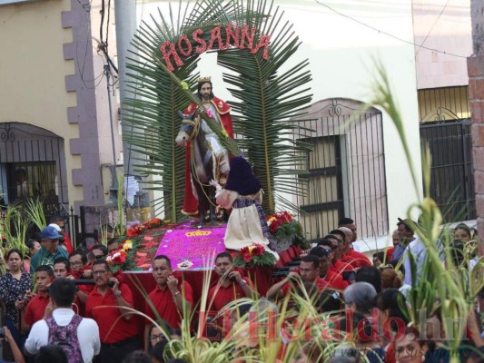 Feligreses católicos dan inicio a la procesión de Semana Santa