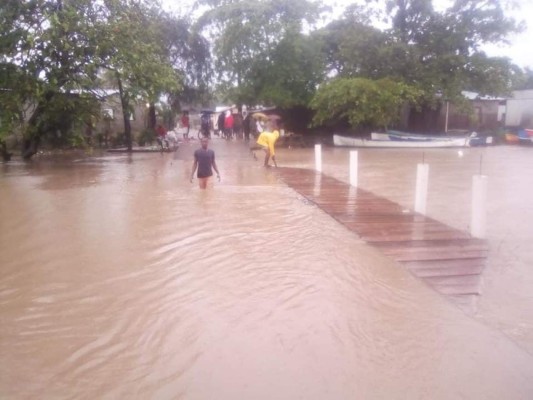 FOTOS: Desborde de ríos y aludes dejan lluvias por frente frío en Honduras