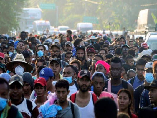 Migrantes hondureños, haitianos y salvadoreños sanan las llagas de sus pies en Huixtla, México (Fotos)