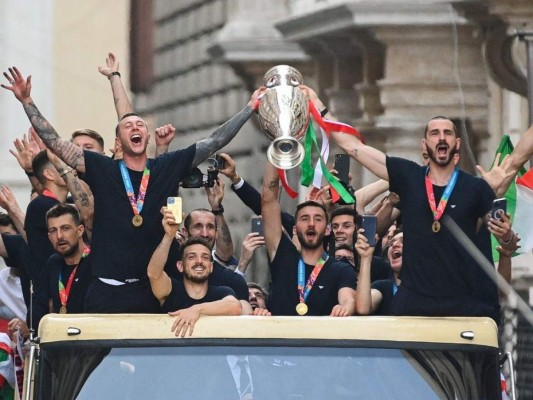 Celebración por campeonato de Italia en la Euro desata la locura en las calles de Roma