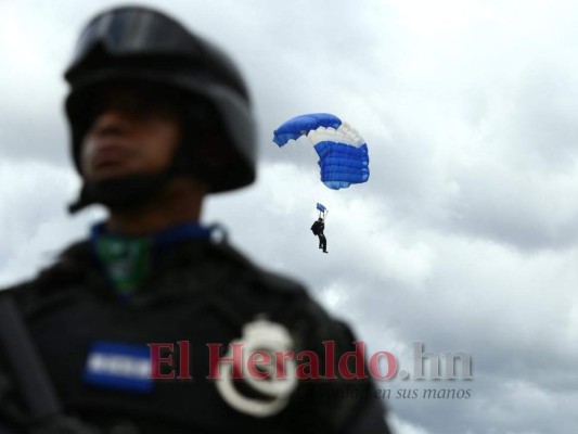 FOTOS: Así fue el show de los paracaidistas en los desfiles patrios