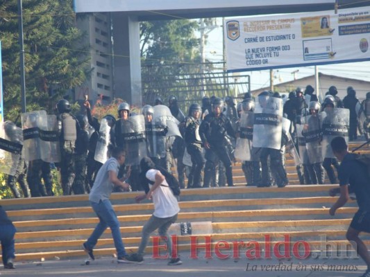 Descontrol y violencia en la UNAH en imágenes; hay estudiantes heridos