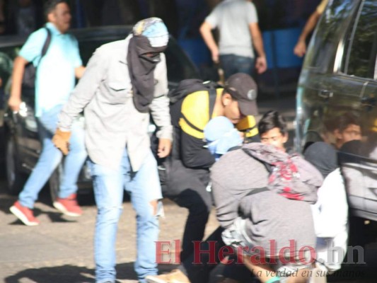 Descontrol y violencia en la UNAH en imágenes; hay estudiantes heridos