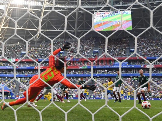 Las atajadas de Memo Ochoa ante Brasil no impidieron que el Tri esté fuera de Rusia 2018