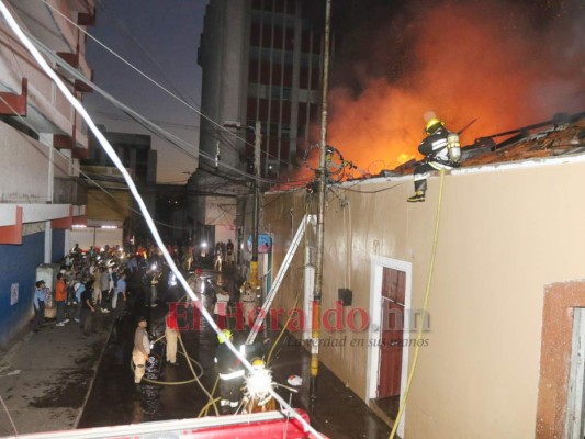 Llamas, daños y desesperación: Las imágenes del voraz incendio que consumió negocios en el centro de la capital