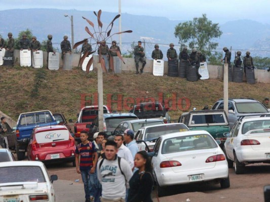 Resguardo militar y presencia policial en las calles capitalinas para desalojar protestas