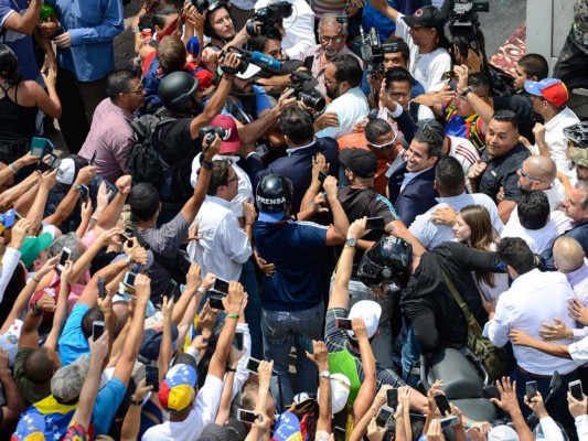 FOTOS: El regreso de Juan Guaidó a Venezuela tras haber desafiado a Nicolás Maduro