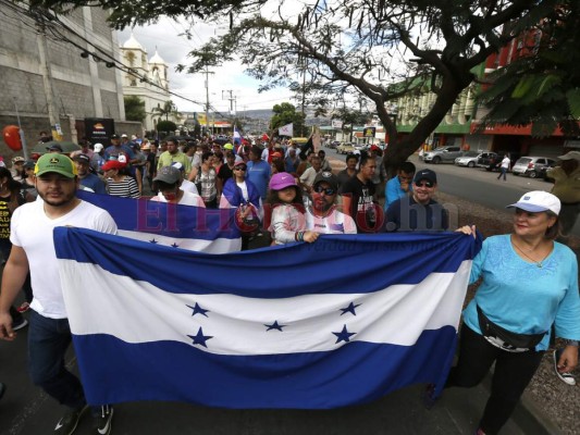 Gremios y sociedad civil marchan molestos tras cancelación de la Maccih