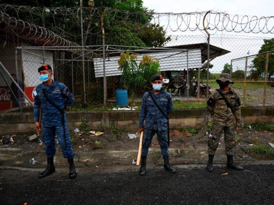 Bastones y armas del ejército guatemalteco, la otra muralla que enfrenta la caravana (FOTOS)