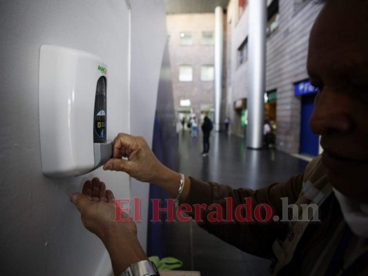 FOTOS: Mascarillas y gel antibacterial, las medidas en Toncontín ante coronavirus