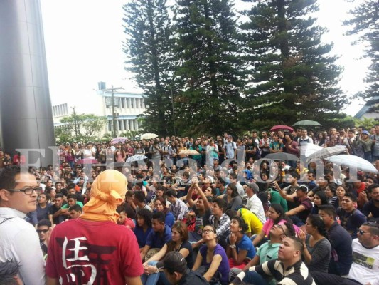 Estudiantes se rebelan contra rectora de la UNAH