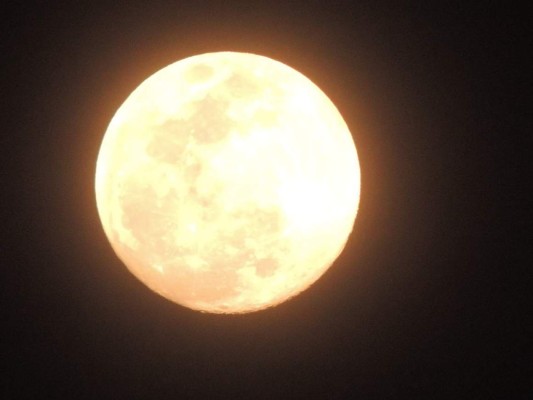 La hermosa luna que ilumina las noches de Tegucigalpa   