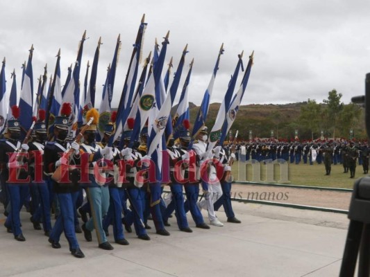 Condecoraciones, distinciones y ascensos de oficiales en el 196 aniversario del Ejército