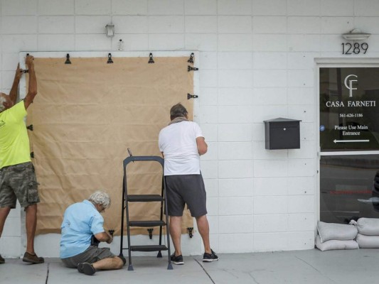 En imágenes: Florida se prepara para afrontar tormenta Isaías