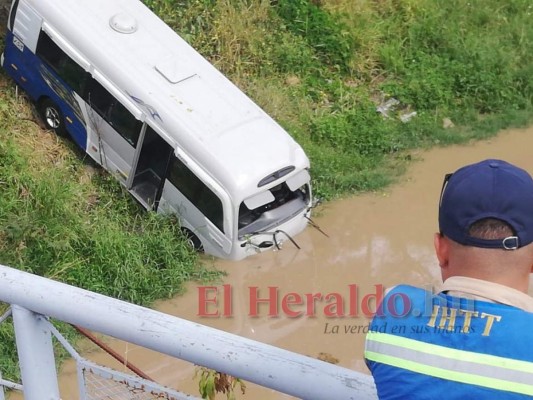 FOTOS: Así quedó bus tras caer a orilla de río en la colonia Loarque