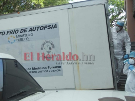 Imágenes del entierro masivo realizado por Medicina Forense