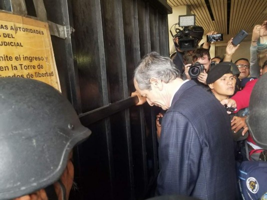 Así fue la detención y traslado del expresidente Álvaro Colom a los tribunales en Guatemala