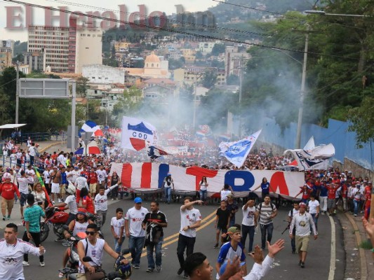 FOTOS: A bordo de motos, con banderas y cánticos, así fue la llegada de la Ultra Fiel al Estadio Nacional