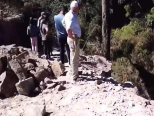 Las imágenes del dantesco hallazgo de un cadáver carbonizado en un abismo de Siguatepeque (Fotos)