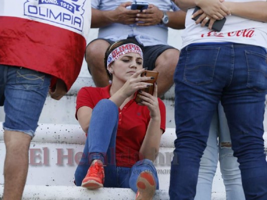 Bellezas y ambiente de la afición merengue en el Olímpico para el clásico capitalino en SPS